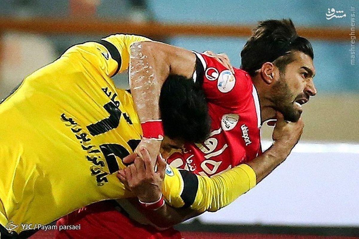 عکس: اجرای فن کشتی توسط بازیکن پرسپولیس