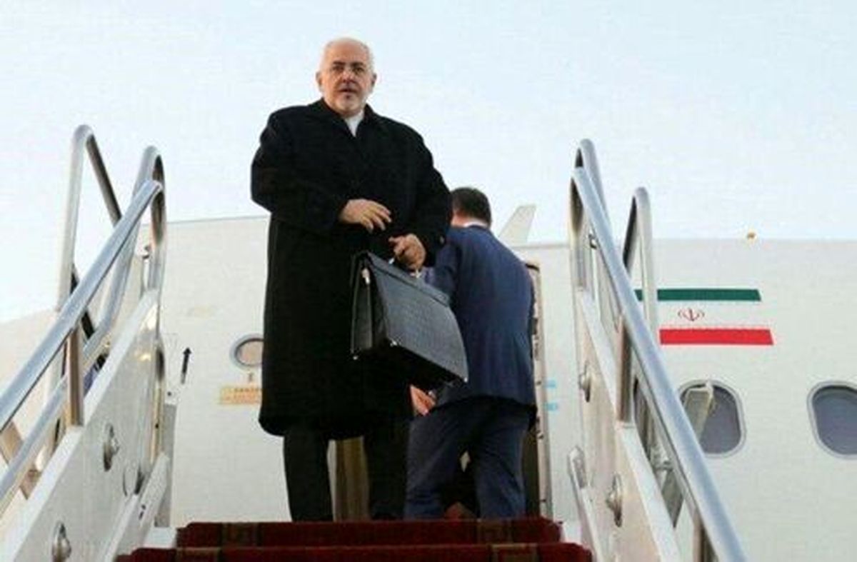 عکس: کیف محمد جواد ظریف در هنگام سوار شدن به هواپیما