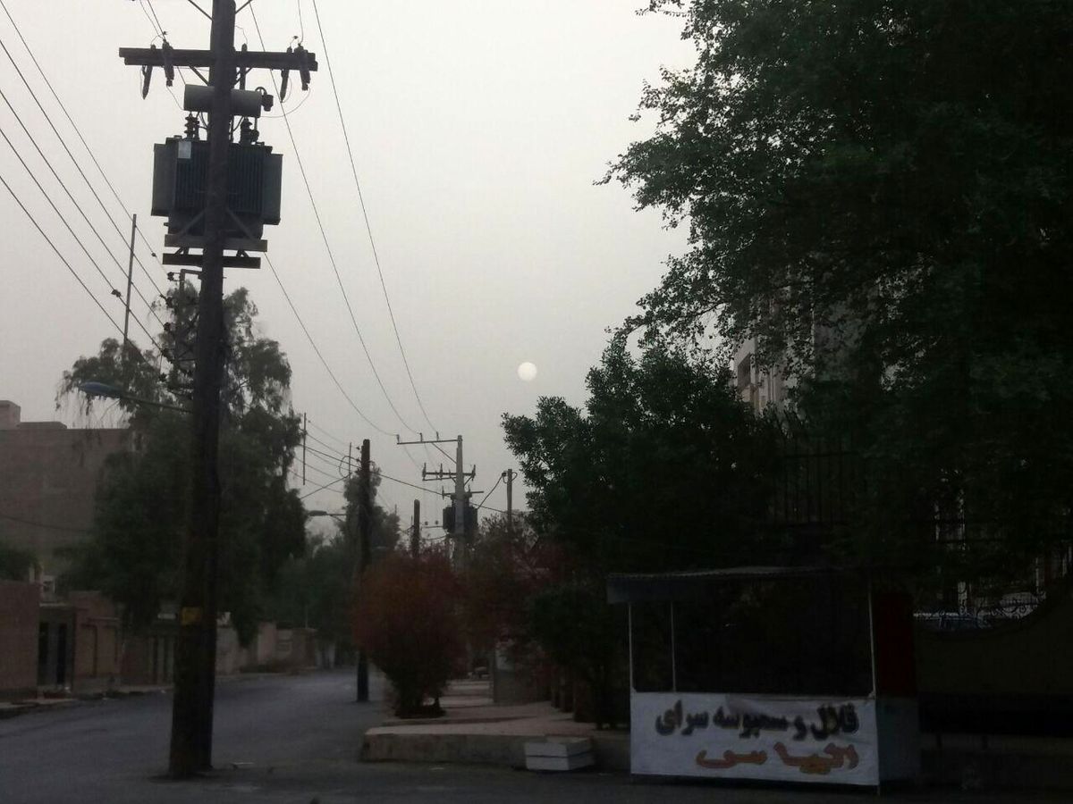 عکس: ناپدید شدن خورشید در گرد و خاک اهواز