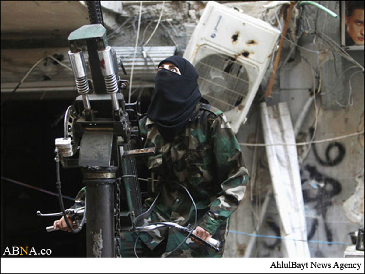 عکس/سلاحعجیب در دست زن تروریست!