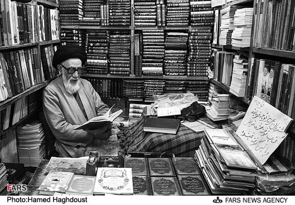 عکس/ روحانی کتاب فروش در بازار