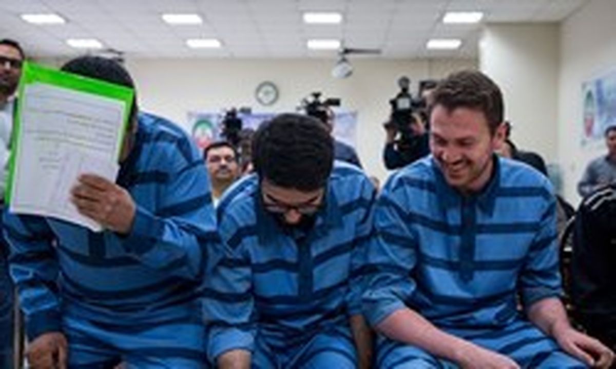 تلفن همراه جزو کالاهای غیرضروری به حساب می‌آمد