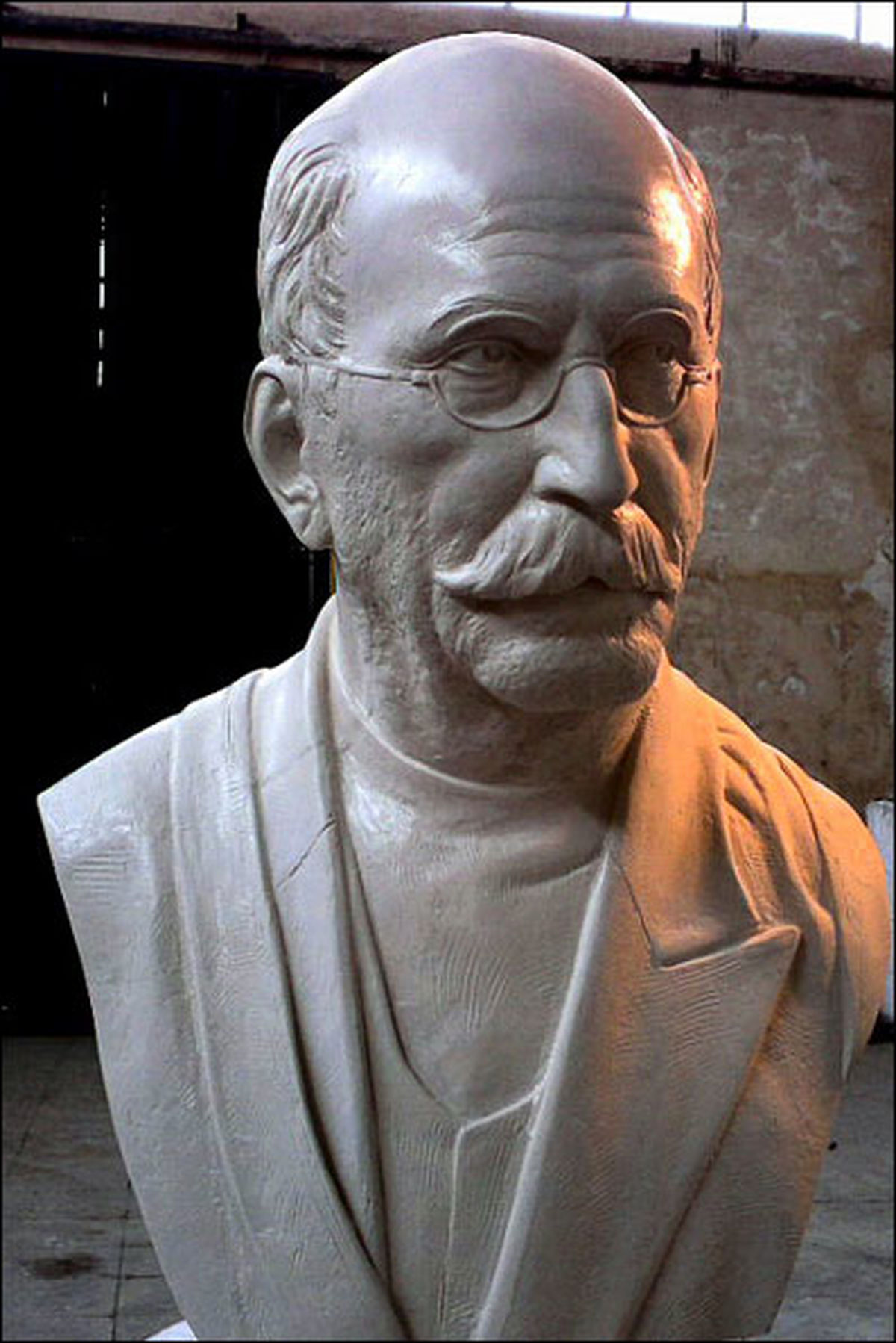 ساخت مجسمه‌ زنده‌یاد حسن حبیبی/عکس