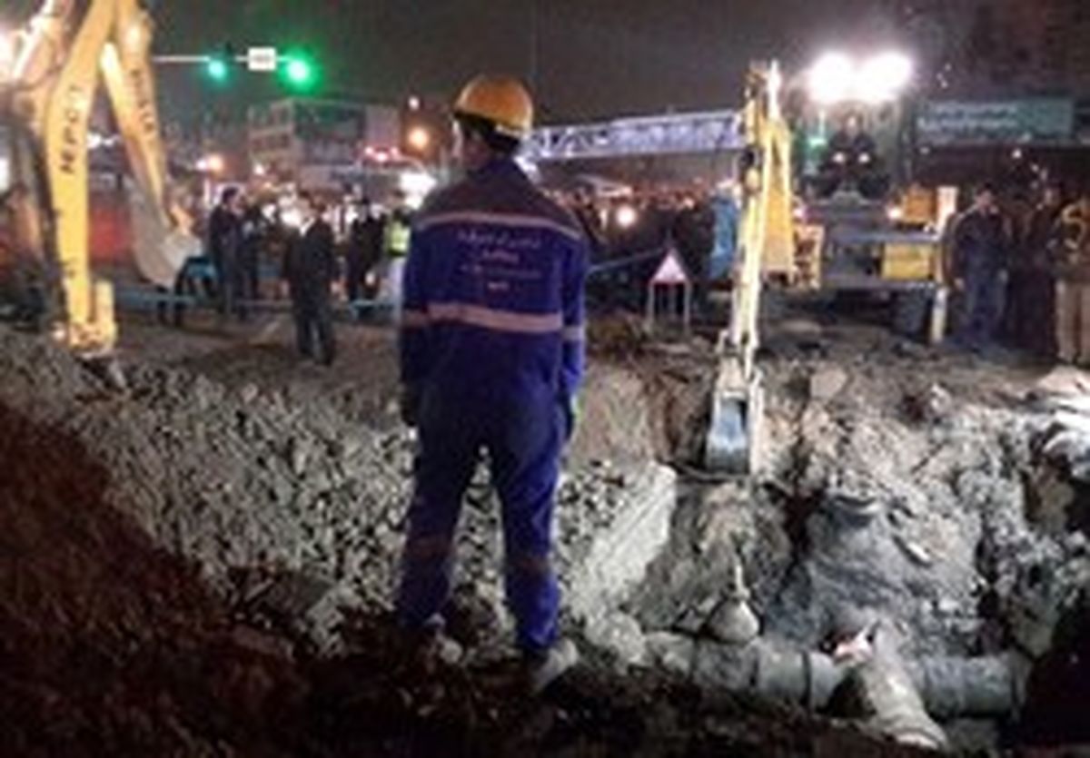 ترکیدن لوله آب ترافیک معابر منتهی به میدان توحید را سنگین کرد