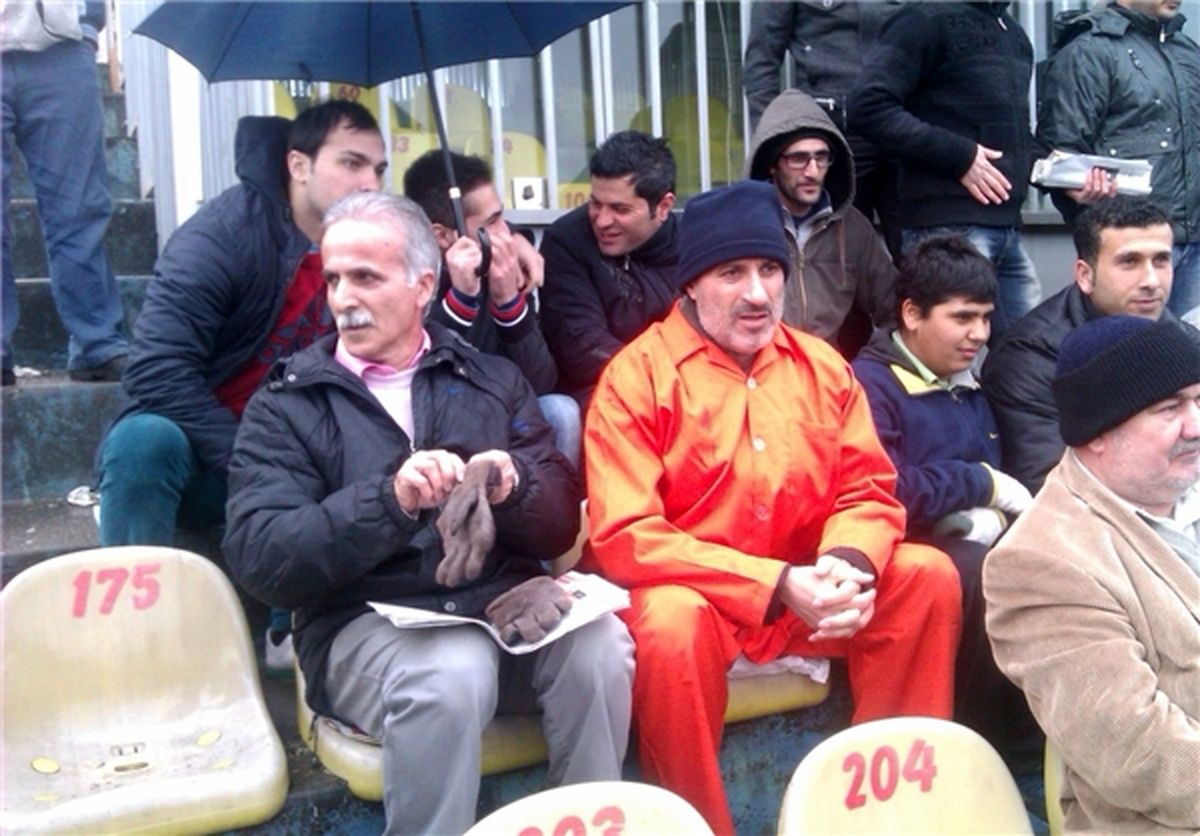 حضورمایلی‌کهن بالباس رفتگری درورزشگاه