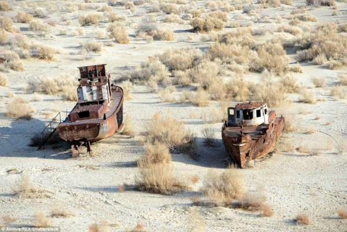 این کشتی‌های غول پیکر وسط بیابان چه می‌کنند؟ +عکس