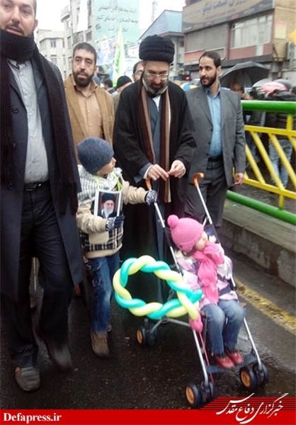 عکس/ نوههای رهبر انقلاب در راهپیمایی