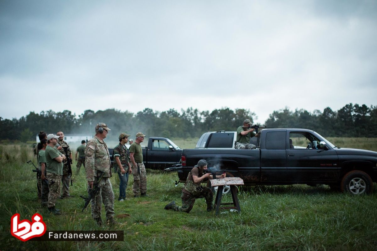 در اردوگاه‌های شبه نظامیان هوادار ترامپ چه می‌گذرد؟ +عکس