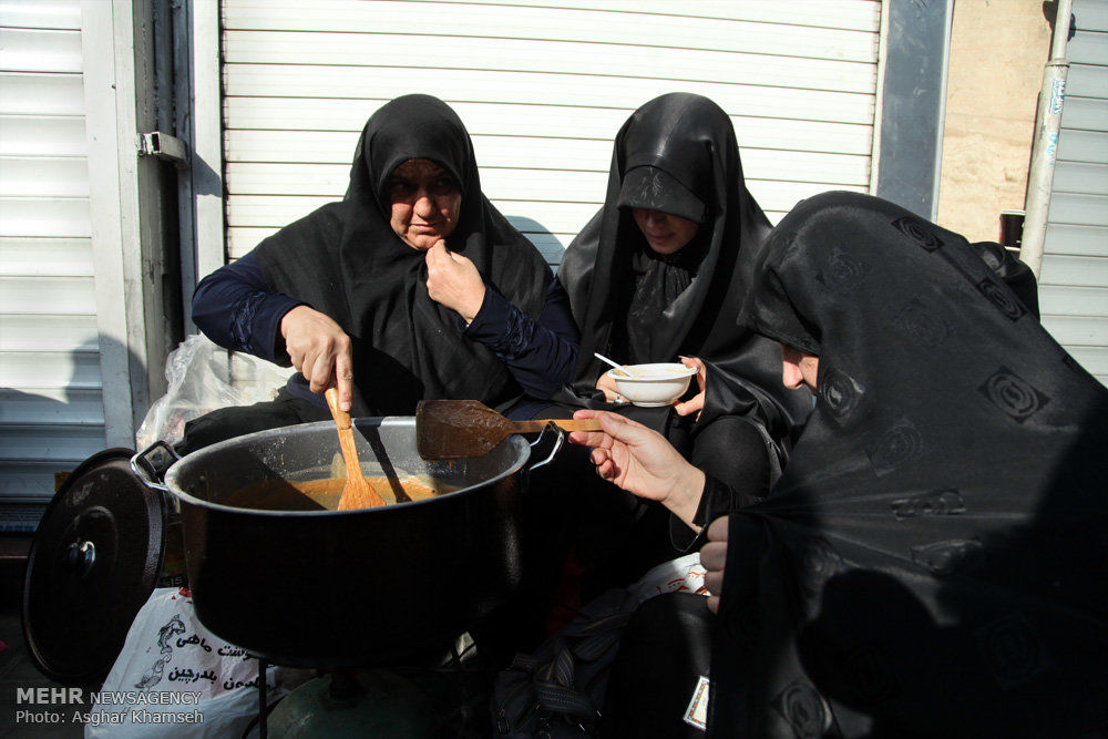 گزارش تصویری: تهیه و توزیع حلوای نذری تاسوعای حسینی در معابر تهران