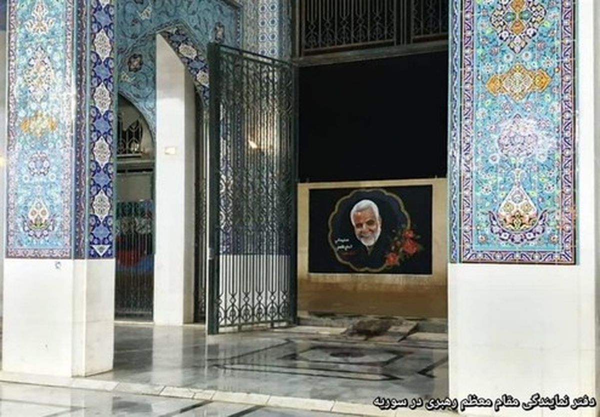تصویر حاج قاسم بر دیوار حرم حضرت زینب (س) نقش بست +تصاویر