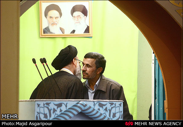 تجلیل از احمدی نژاد در نماز جمعه/تصاویر