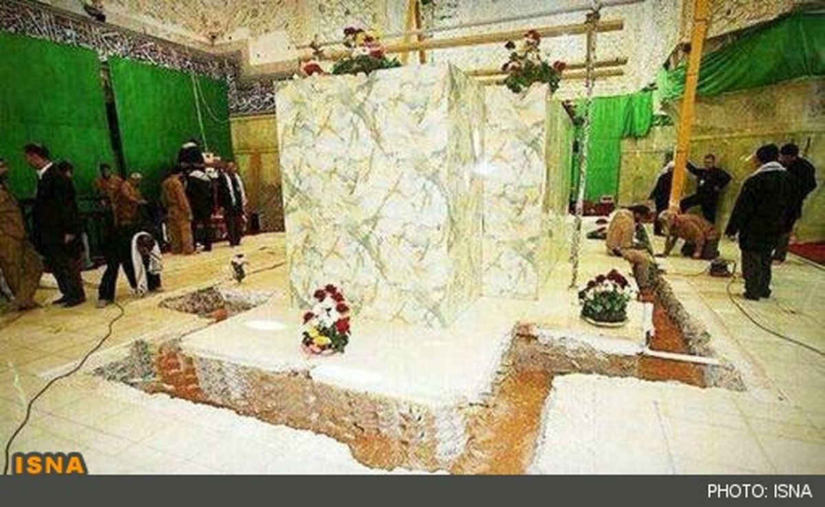 عکسی خاص از نصب ضریح امام حسین(ع)
