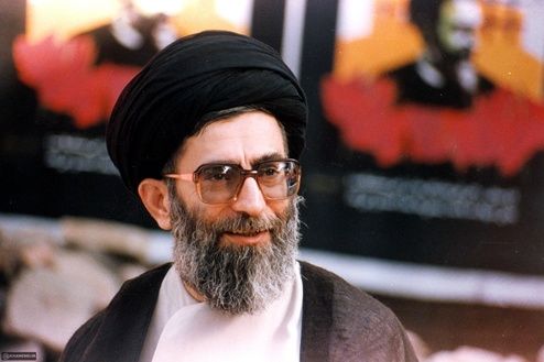 رهبر معظم انقلاب در کنار پدر بزرگوارشان + عکس