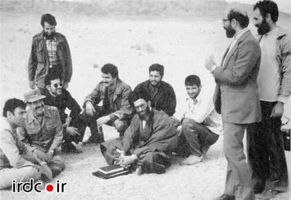 عکس/ رهبري و دکترچمران در صحرای طبس