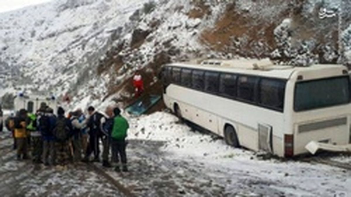 تصاویر: برخورد اتوبوس با کوه در گردنه برفی حیران
