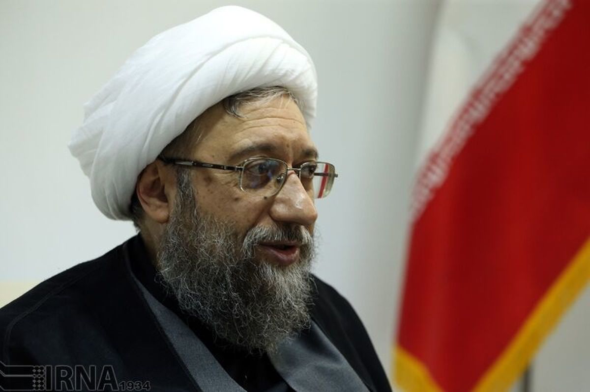 حضور آیتالله آملی لاریجانی در منزل رئیس جمهور شهید