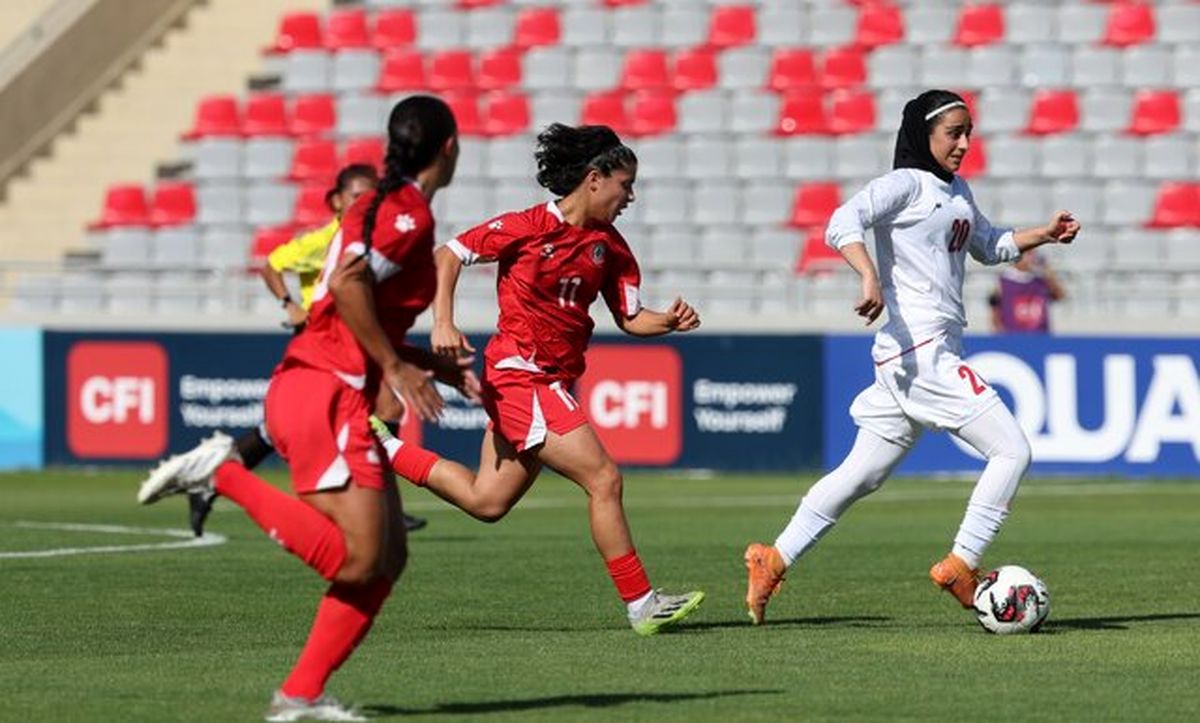 سلام نظامی بانوان فوتبالیست ایران قبل از شروع دیدار مقابل اردن در مقدماتی جام ملت‌های آسیا