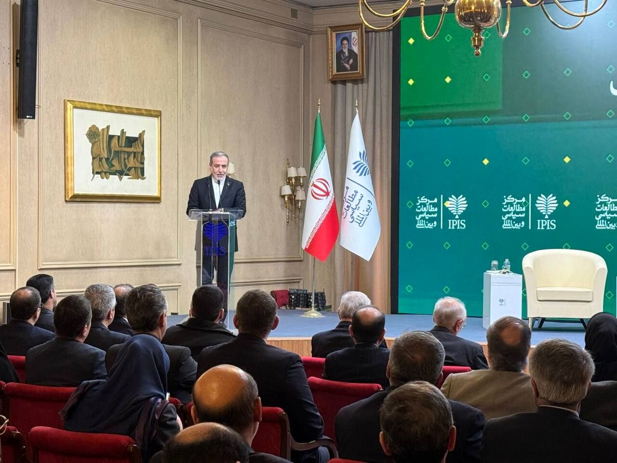 عراقچی: از آرایش نظامی طرف مقابل در منطقه نمی‌ترسیم /هم اهل دیپلماسی هستیم و هم جنگ