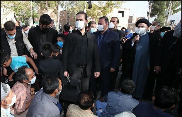 تصاویر: حضور و سخنرانی رئیسی در جمع حاشیه نشینان محله کاظمیه بیرجند