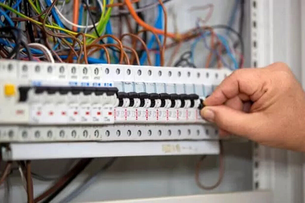 اولیتماتوم استاندار تهران/ برق ادارات پر مصرف قطع میشود