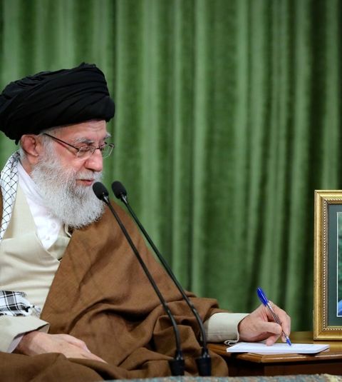 رهبر انقلاب اسلامی: نیاز مهم امروز جهان، نظام عادلانه ملّی و بین‌المللی اسلامی است / تهاجم سنگین ارتش آمریکا و زائده‌ی ننگین آن در این منطقه، مغلوب ابتکار و شجاعت و فداکاری جوانان ایران اسلامی شد