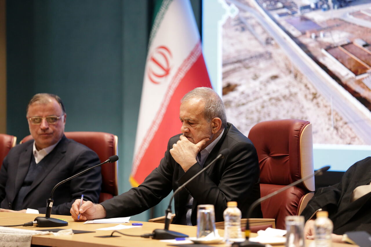 پزشکیان: نارضایتی از سیستم اداری کشور بالاست/ برخورد مناسب مدیران خواست مردم