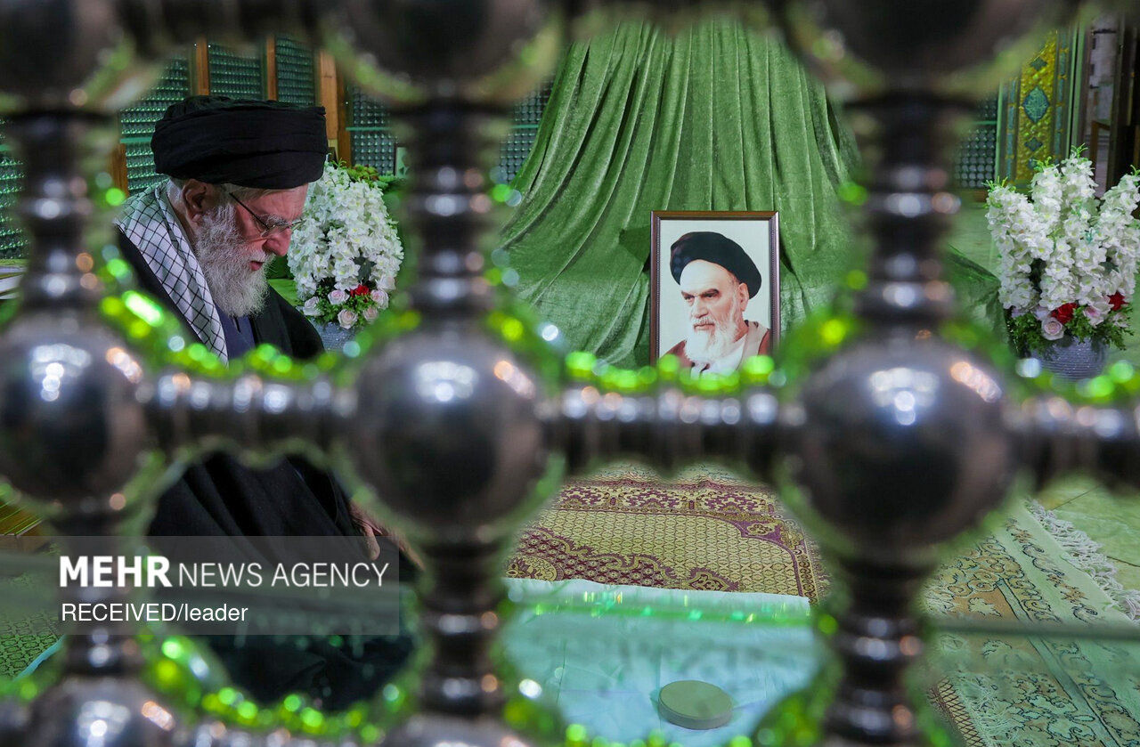 تصاویر: حضور رهبر انقلاب در مرقد بنیانگذار جمهوری اسلامی ایران