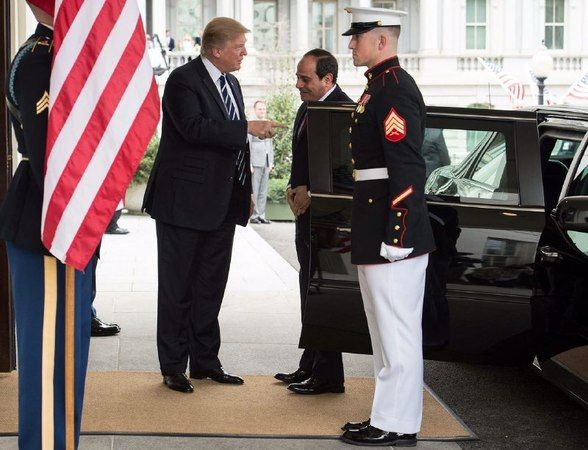جنجال خضوع رئیس جمهور مصر درمقابل ترامپ +تصاویر