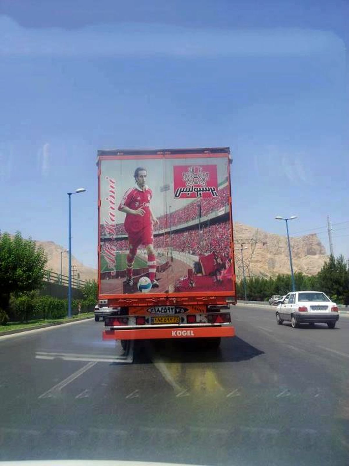 عکس/ علی کریمی پشت کامیون