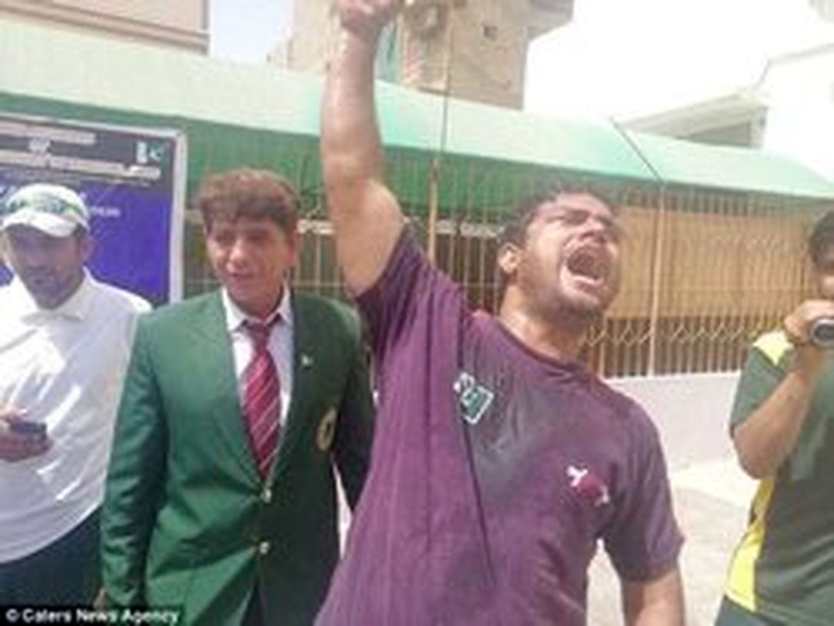 مردی که در ۶۰ ثانیه با سرش ۵۱ هندوانه را شکست! +تصاویر