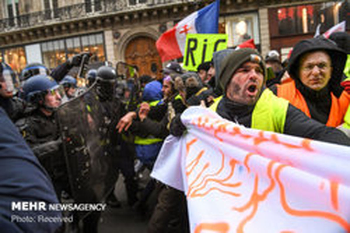 شلیک گاز اشک آور توسط پلیس در پاریس