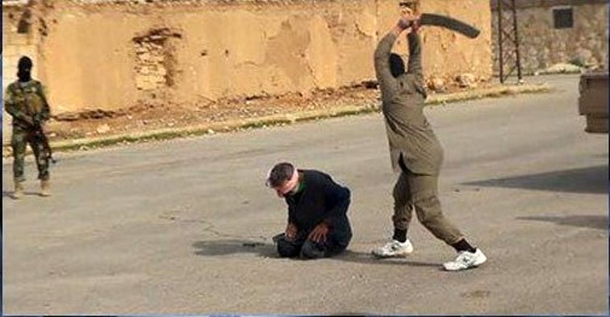 داعش یک سوری را گردن زد/عکس