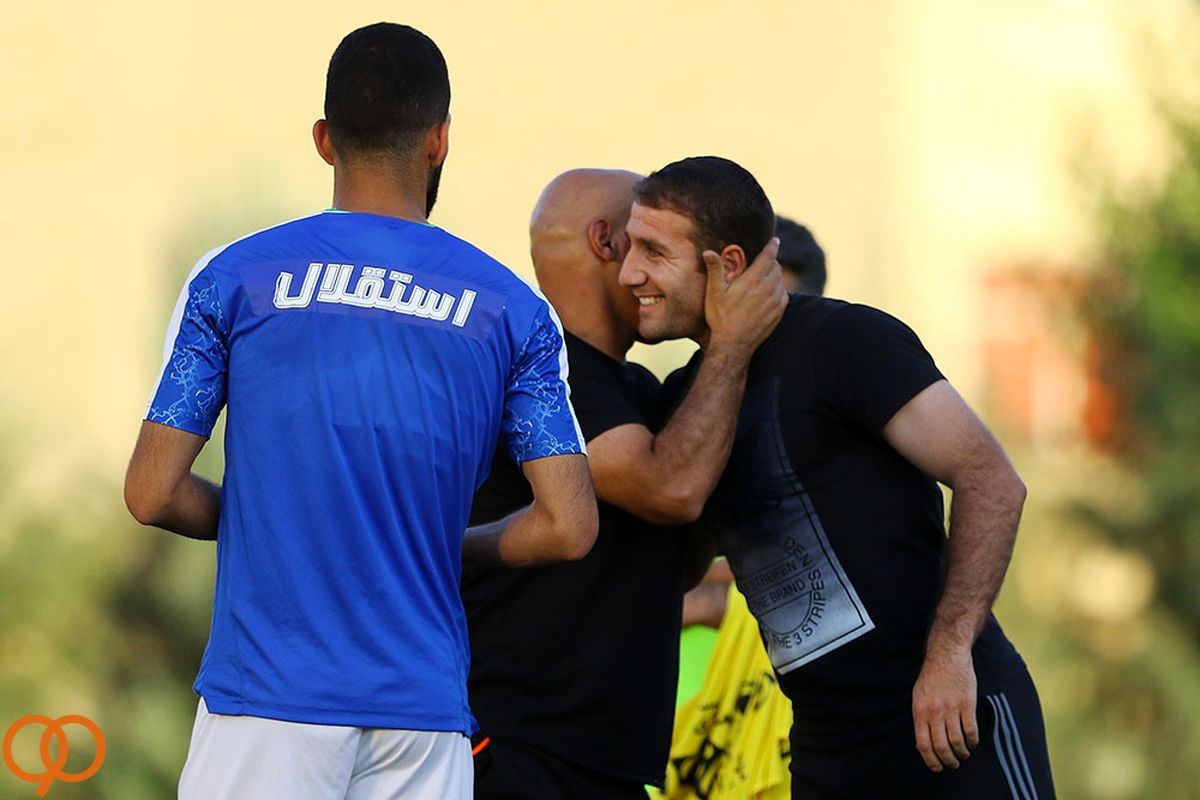 عکس: روبوسی منصوریان با مگویان در تمرین استقلال