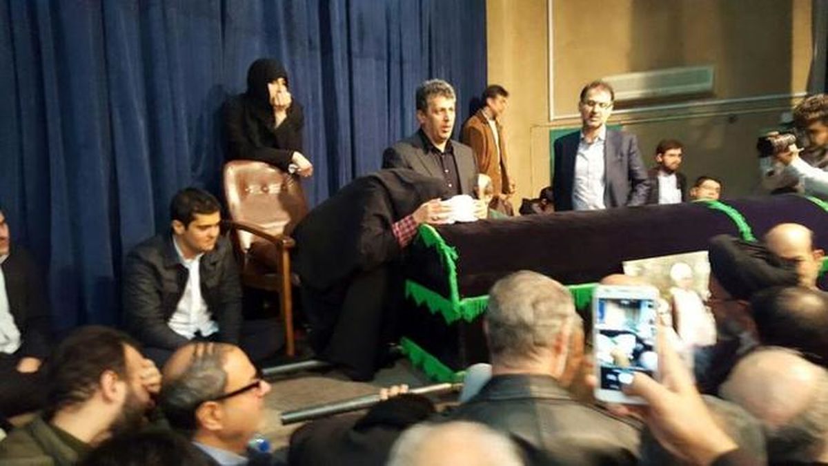 حضور مهدی هاشمی بر سر پیکر پدر +عکس