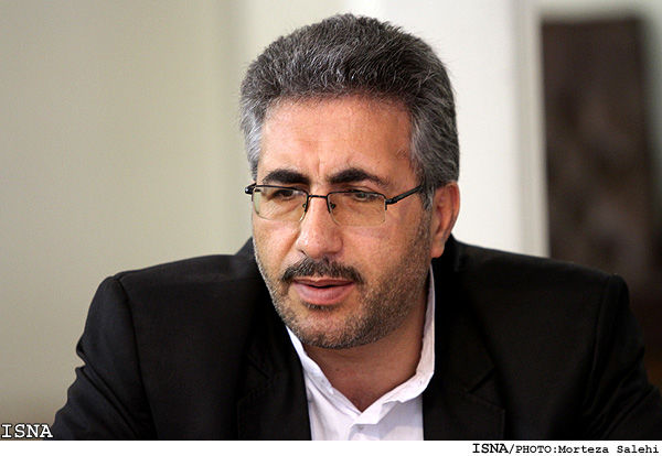 برخی برای اینكه دیده شوند، نهادها را زیر سوال می‌برند