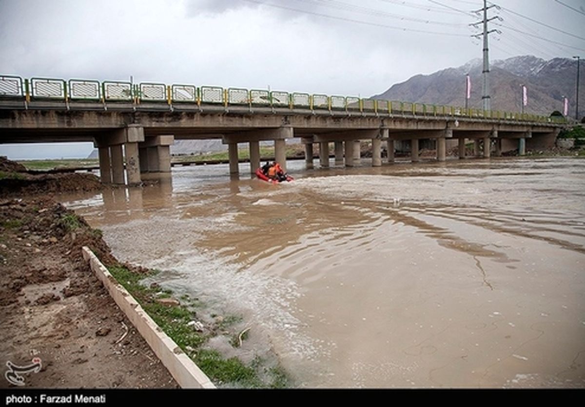 نجات جان سرنشینان خودروی غرق شده  توسط پلیس