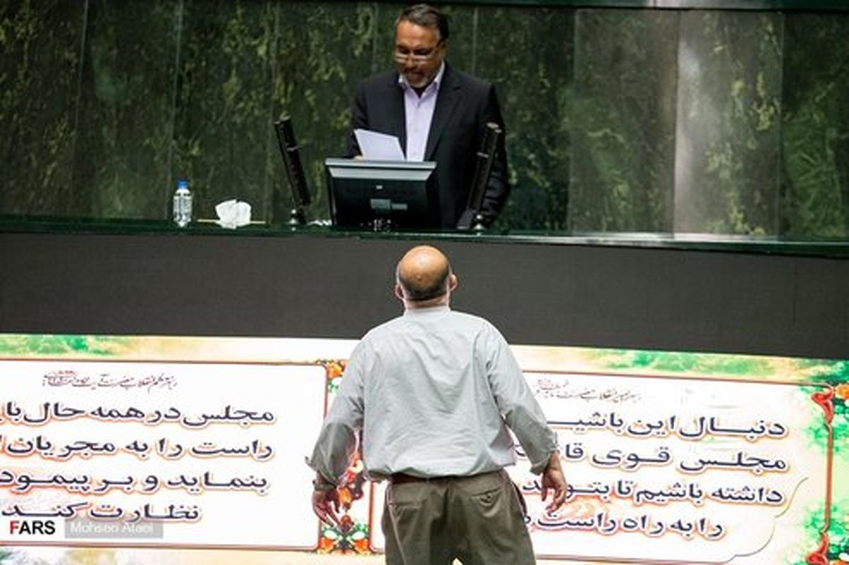 تصاویر: استایل متفاوت قاضیپور روبروی تریبون مجلس!