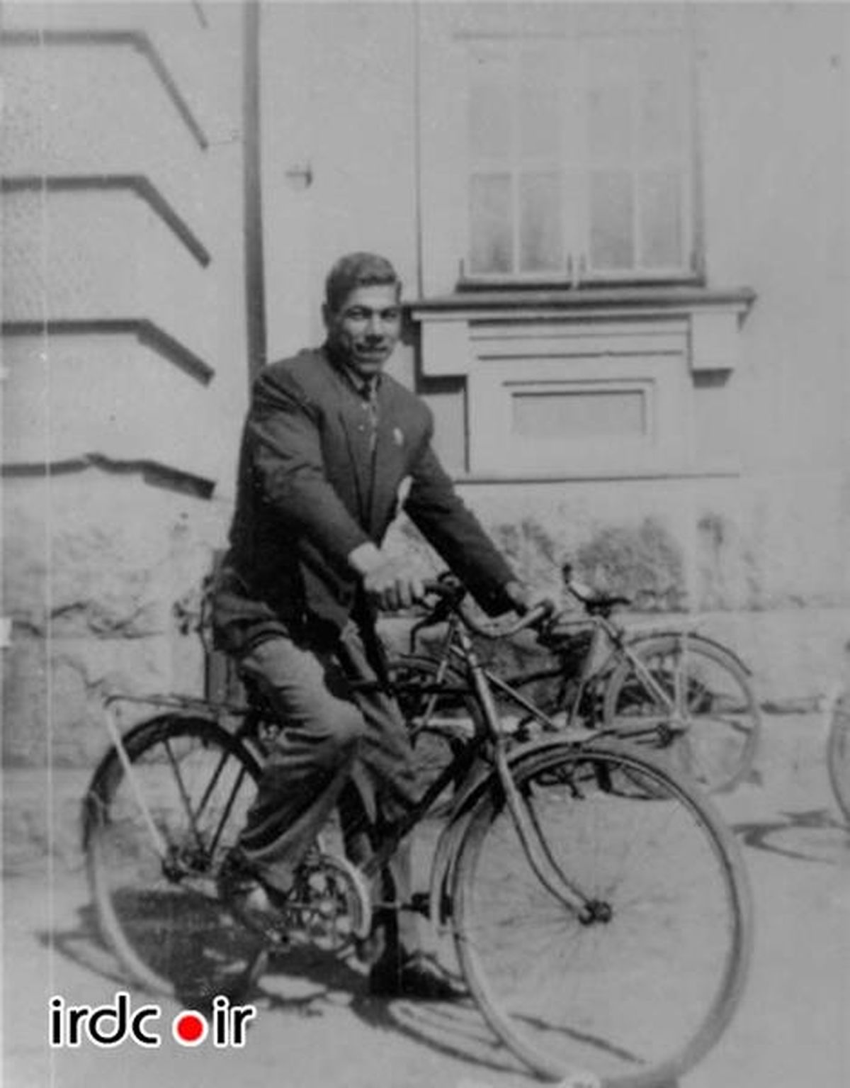 عكس/جهان پهلوان تختی سوار بر دوچرخه