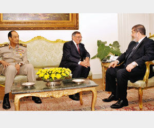 دیدار وزیر دفاع آمریکا با محمد مرسی/عکس