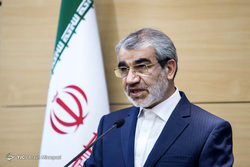 کدخدایی:  عینک سیاست زدگی را رها کنیم