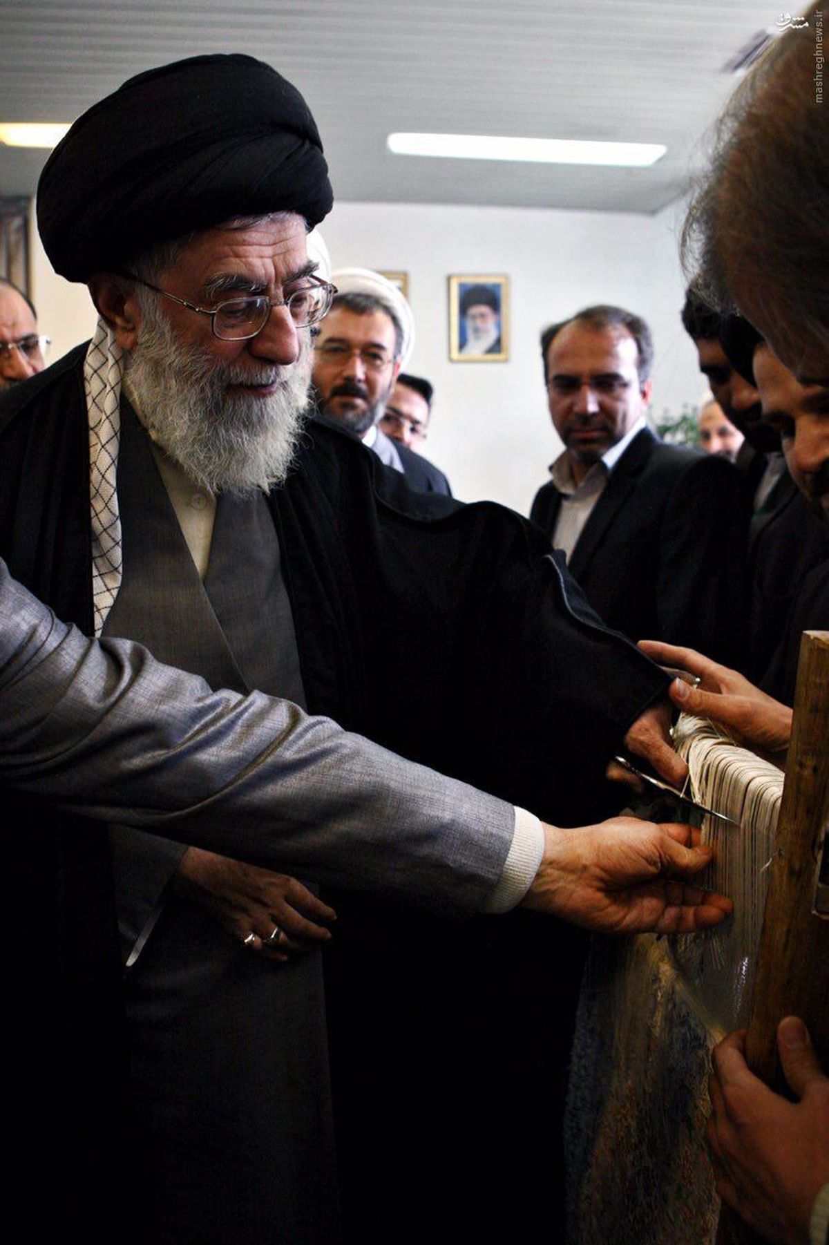 عکس: رونمایی رهبر انقلاب از فرش قرآنی