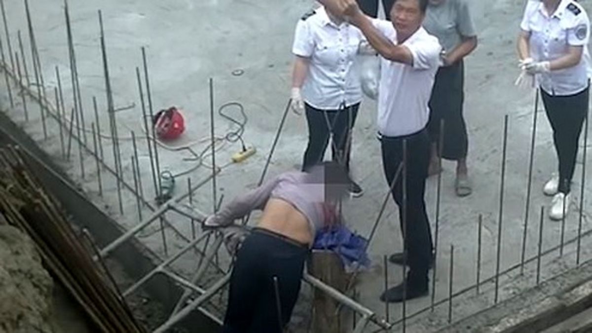 سقوط وحشتناک کارگر ساختمانی روی میلگرد +عکس و فیلم(+۱۸)