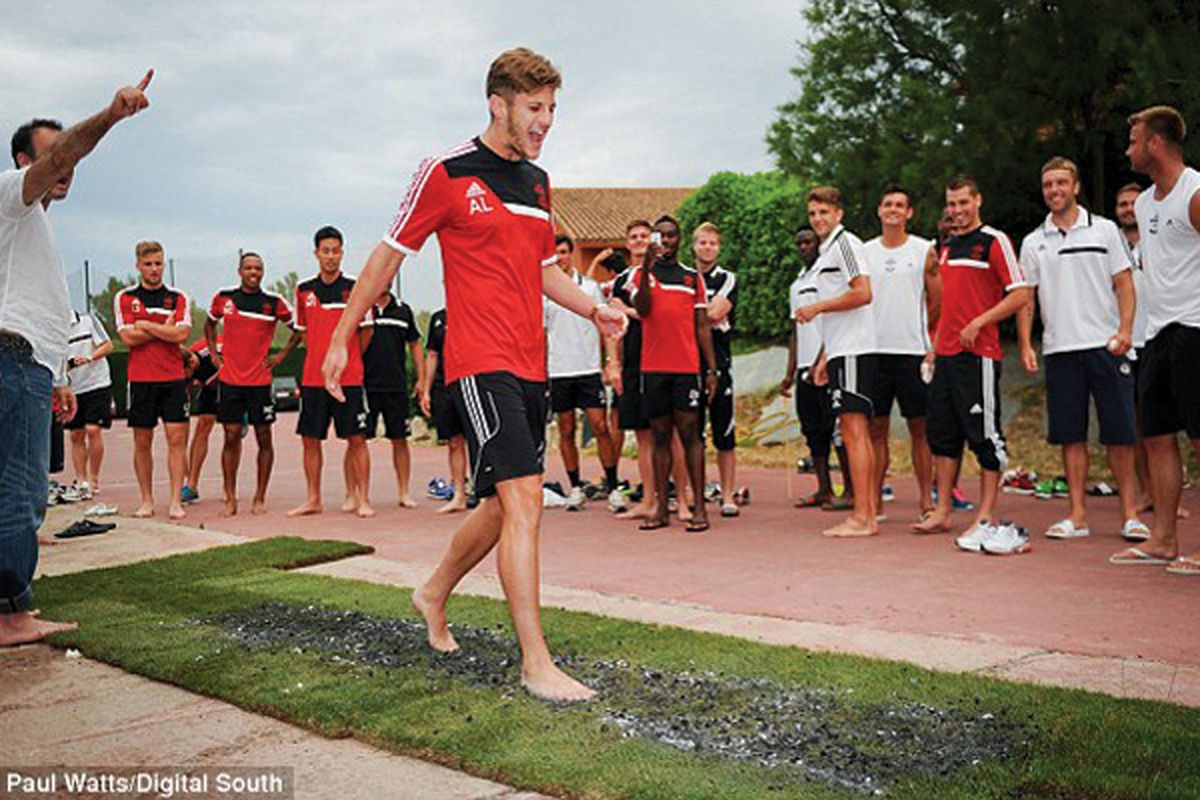 عجیبترین تمرین برای فوتبالیست‌ها/ عکس