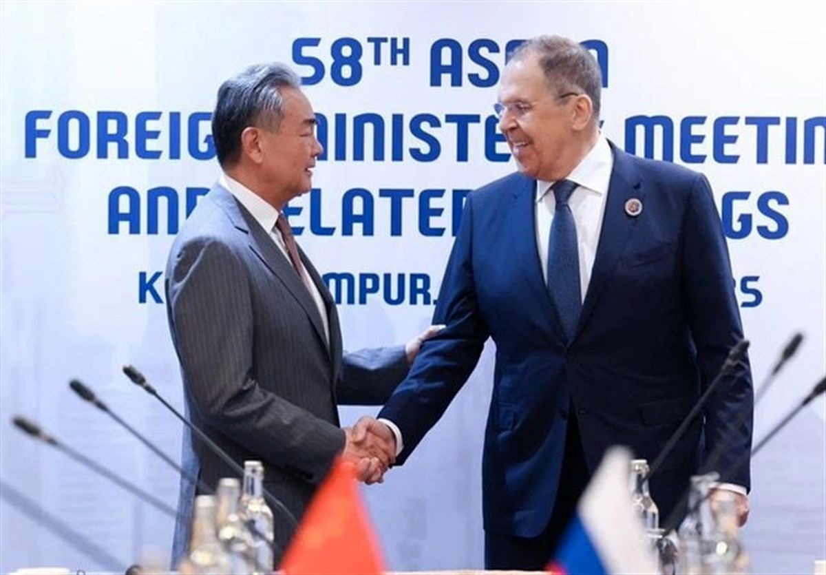 وانگ یی: چین به حق ایران برای استفاده صلحآمیز از انرژی هستهای احترام میگذارد