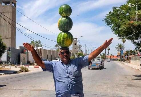 روش عجیب هندوانه فروش برای جلب مشتری +عکس