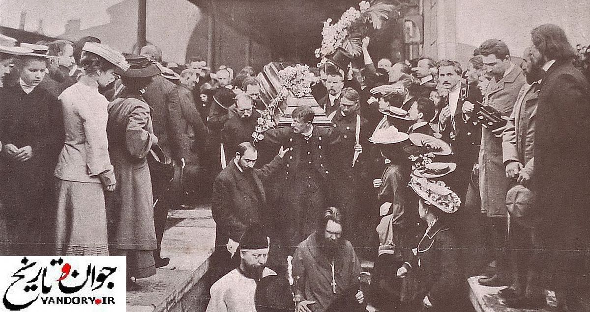 تشییع‎ جنازه‎ نویسنده‎ مشهور روس+عکس