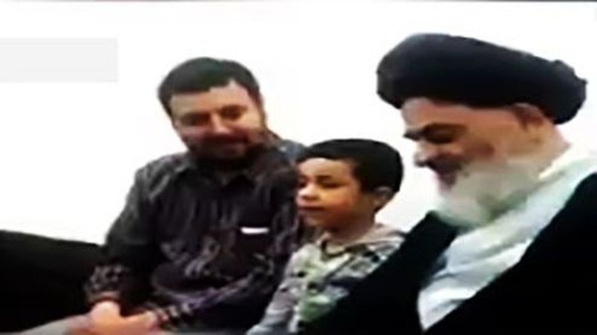 فیلم دیده نشده از هویت فردی که ضریح را لیس زد