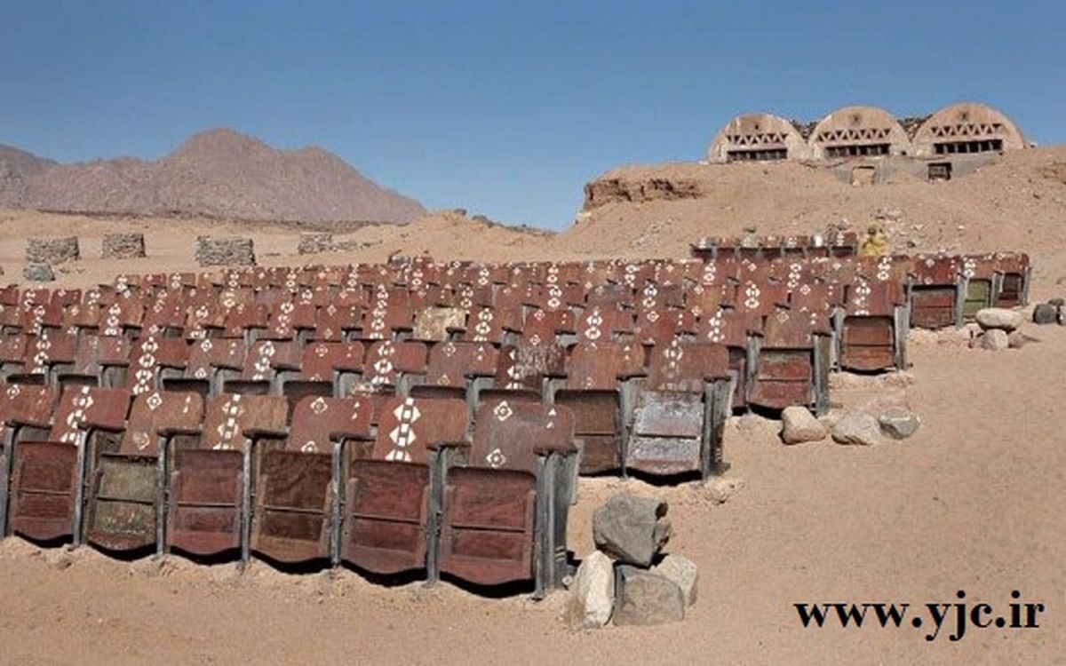سینمایی در میان بیابان/عکس