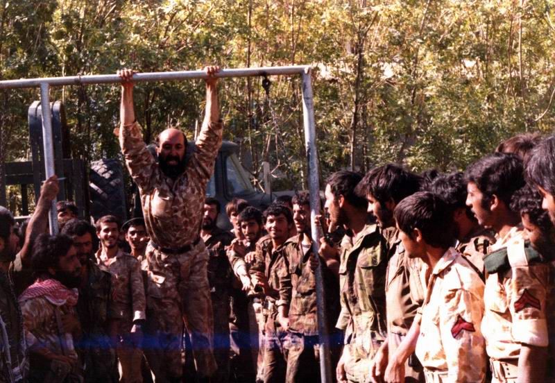 عکس/ شهید چمران در حال بارفیکس رفتن