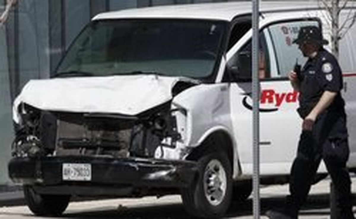 تصاویر: زیر گرفتن عابران توسط یک ون در کانادا